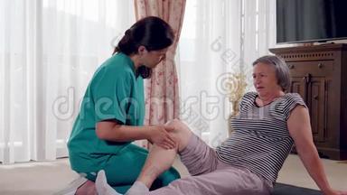 护士为退休家庭的老年妇女做腿部<strong>按摩</strong>